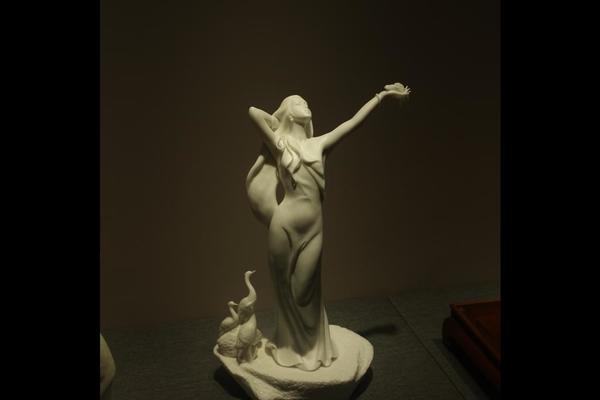 白釉”白鹭女神”雕塑