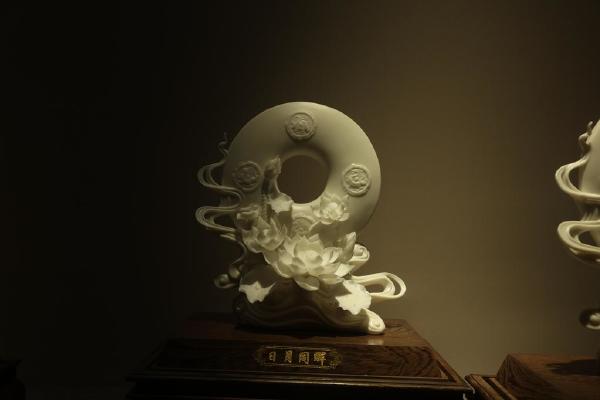 白釉“日月同辉系列”雕塑