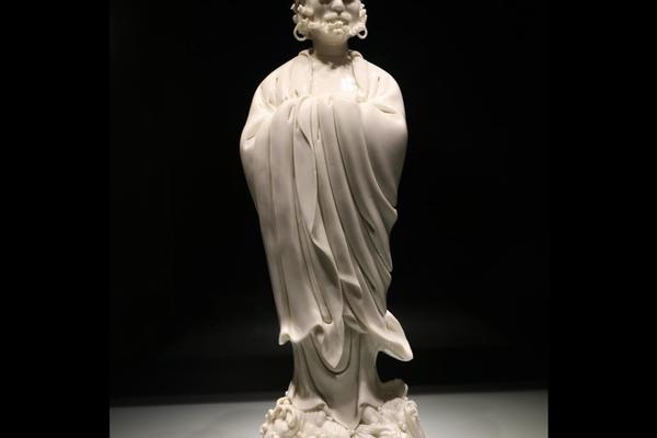 白釉达摩雕塑