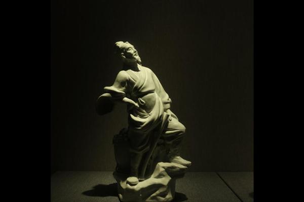 白釉李时珍雕塑