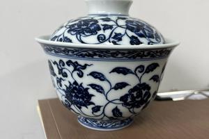 青花青缠枝12花神两才盖碗