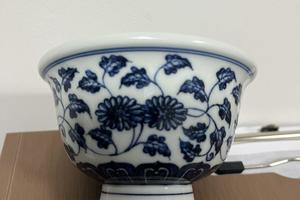 青花青仿明缠枝雏菊压手杯