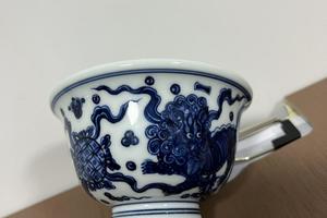 青花青仿明狮子戏球压手杯