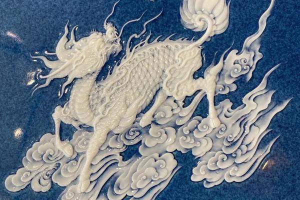 洒蓝堆白瓷版画