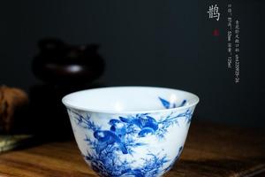 手绘青花卧足敞口杯