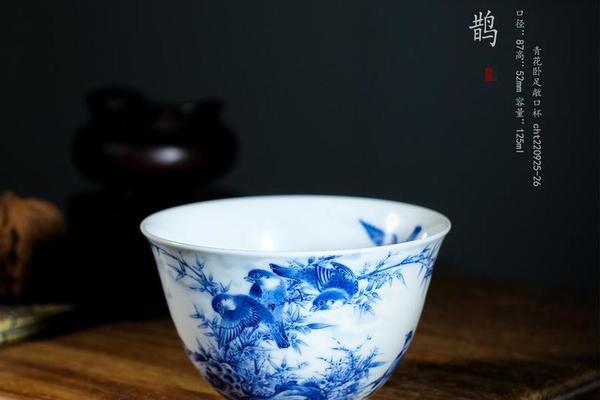 手绘青花卧足敞口杯