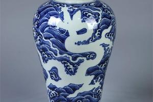 仿永宣青花海水白龙纹梅瓶