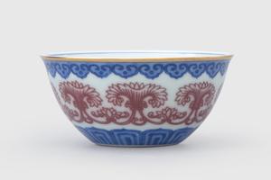 青花釉里红描金缠枝如意卧足杯