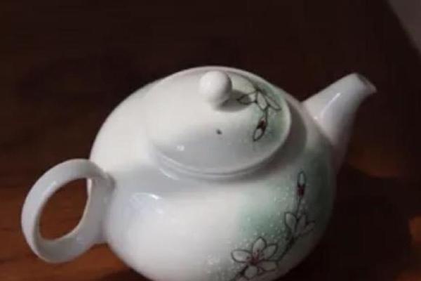 定白粉彩茶壶