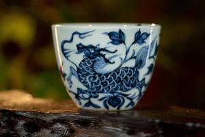 青花麒麟穿花杯