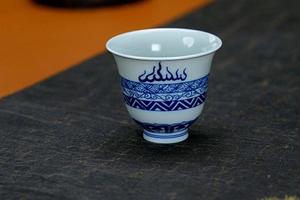 青花火焰纹闻香杯