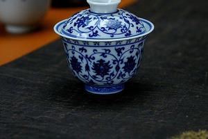 缠枝莲小盖碗