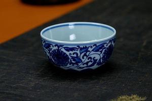 青花缠枝花卉卧足杯