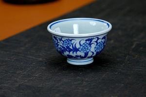 青花莲花小压手杯