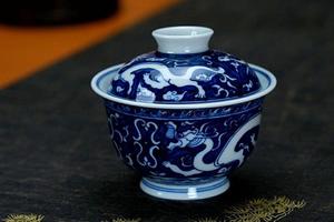 蓝地龙凤盖碗