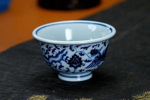 仿明缠枝双凤压手杯