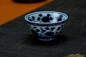 缠枝12花神撇口杯