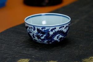 缠枝双龙卧足杯