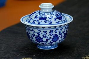 青花缠枝莲心盖碗