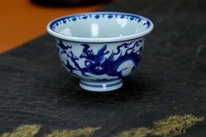 青花双龙压手杯