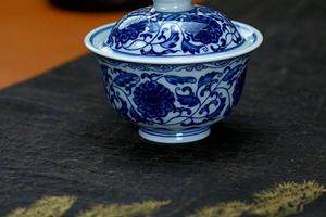 缠枝花卉两才盖碗