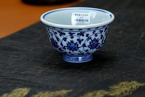缠枝莲压手杯