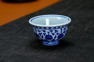 缠枝莲两才盖碗