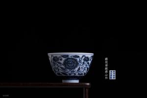 青花缠枝菊纹鸡心杯