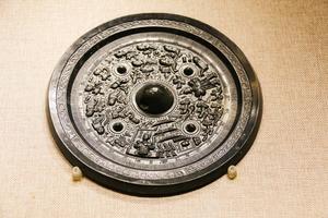 “黄帝”铭楼阁战争画像镜
