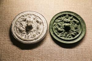 环列式神人神兽纹镜