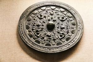 “敬奉贤良”铭重列式神人神兽镜