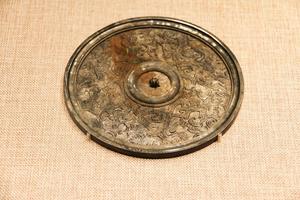 仿刺绣地纹铜镜