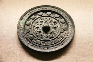 “戚得所愿”铭半圆方枚环列式神兽纹镜