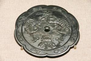 菱形孔雀瑞花镜