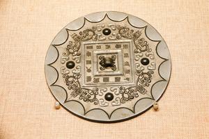 “日光铭”八龙草叶纹镜