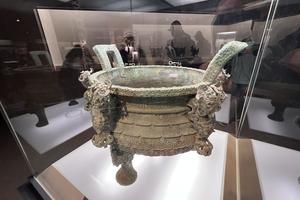 束腰垂鳞纹鼎