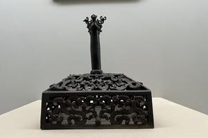鸟形柱首 镂空龙纹方座器