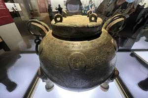 蔿夫人‌嚣鼎