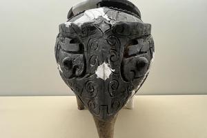 兽面纹灰陶鬲