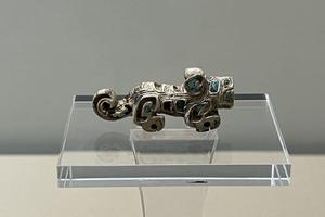 镶嵌绿松石骨虎