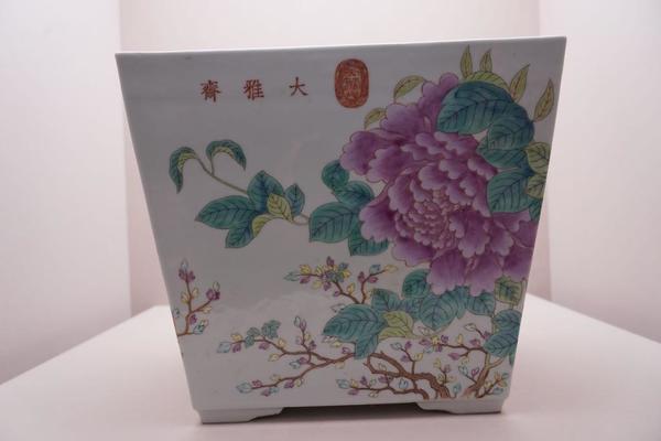 粉彩牡丹白头翁纹长方形花盆