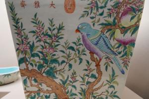 粉彩春桃鹦鹉纹长方花盆
