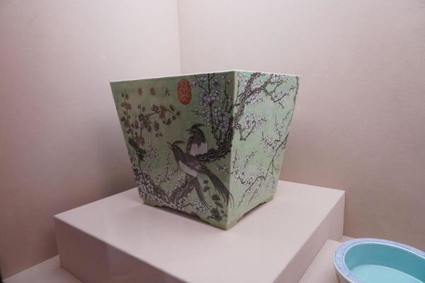 淡绿地黑白彩寿带鸟梅树纹长方花盆