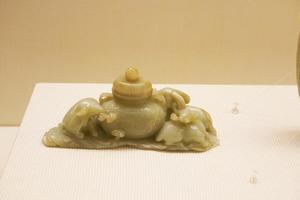 青玉三羊带盖尊
