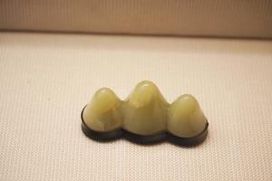 乾隆款青玉三峰笔架