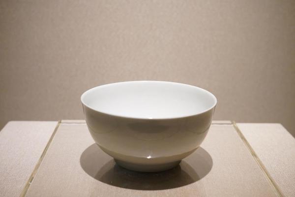 明永乐 甜白釉暗刻缠枝牡丹纹墩式碗