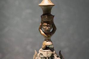 青铜跪坐顶尊人像