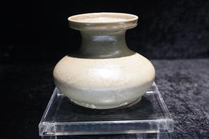 青釉唾壶