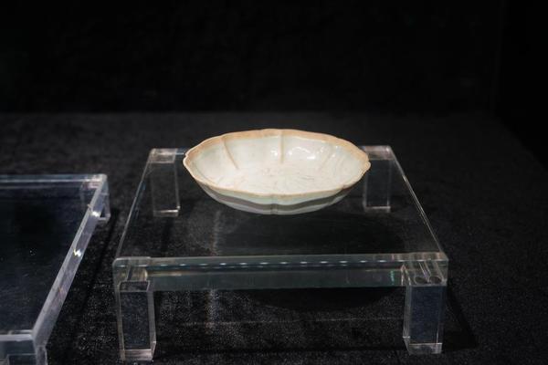 青白釉刻划莲花纹盘