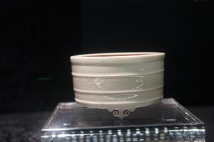 德化窑回纹暗花三足炉